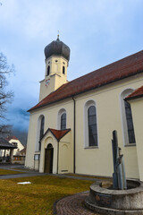 Fototapeta premium Pfarrkirche Weißenbach am Lech im Bezirk Reutte in Tirol