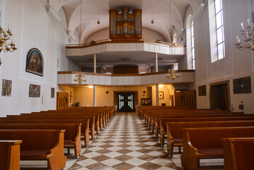 Fototapeta na wymiar Innenansicht Franziskanerkirche hl. Anna in Reutte, Tirol