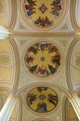 Innenansicht Stadtpfarrkirche Mariä Himmelfahrt in Weißenhorn, Bayern 