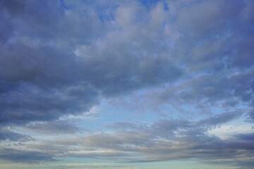 Obraz premium Looking up at clouds in blue sky