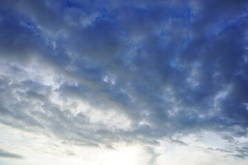 Obraz premium Looking up at clouds in blue sky