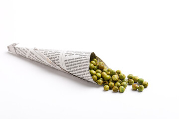 Indian snack, dry spicy green pea in paper cone. - obrazy, fototapety, plakaty