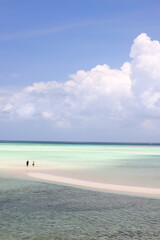 沖縄県宮古島　青い海と砂洲