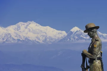 Fototapete Kangchendzönga schöne Batasia-Schleife, beliebter Touristenort von Darjeeling. batasia loop war memorial und der schneebedeckte berg kangchenjunga im hintergrund