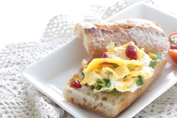Spring onion and scrambled egg with ketchup in sandwich