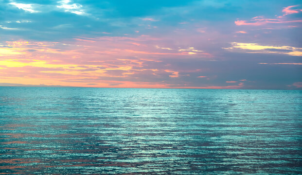 Sonnenuntergang mit schönem Licht am Meer