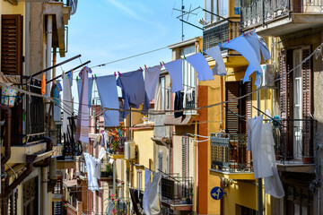 suszące się pranie we włoskim miasteczku - obrazy, fototapety, plakaty