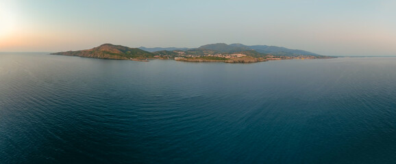 Fototapeta premium Panorama de la cote Vermeille au lever du jour viewed from the sea