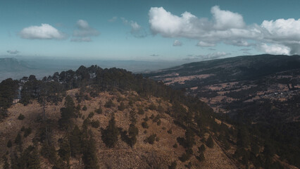 Paisaje del altiplano mexicano zona de Puebla, Mexico, se logra observar la formación de volcanes que conforman la eje volcanico transversal mexicano