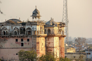 Obraz premium The exterior facade of the ancient Lohagarh fort in the town of Bharatpur in Rajasthan.