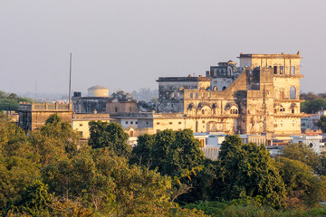 Obraz premium The exterior facade of the ancient Lohagarh fort in the town of Bharatpur in Rajasthan.