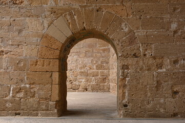Fototapeta na wymiar Rundbogen einer mittelalterlichen Festungsanlage auf Mallorca