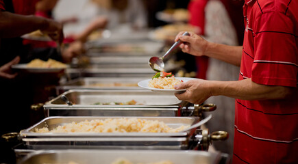 scooping the food, catering, dinner time
