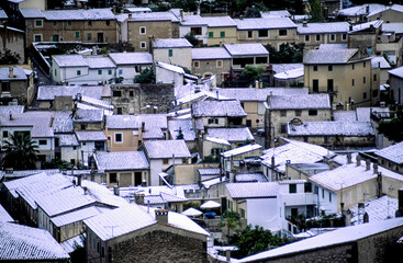 Fototapeta premium Tejados nevados. esporlas. Tramuntana.Mallorca.Illes Balears.España.