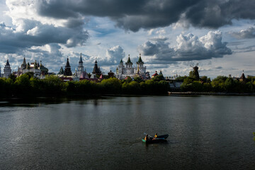 Obraz premium People go boating on a silver-grape pond near the Kremlin Izmaylovo
