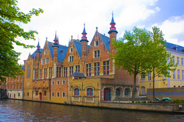 Fototapeta na wymiar Colorful buildings on canal in Brugges, Belgium 