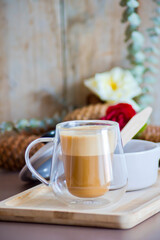 Café con leche con fondo rústico