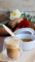 Café con leche con fondo rústico