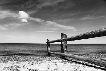 Holzgeländer ragt ins Meer