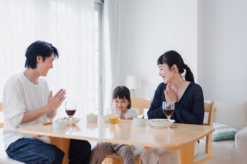 みんなで「いただきます」の挨拶をする家族