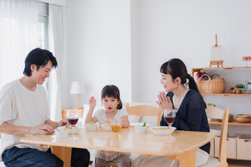 みんなで「いただきます」の挨拶をする家族