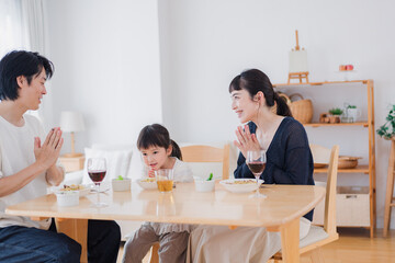 みんなで「いただきます」の挨拶をする家族