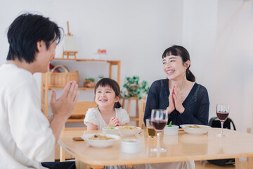 みんなで「いただきます」の挨拶をする家族