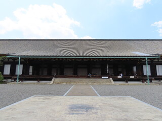 蓮華王院（三十三間堂）を正面（東側）から眺める