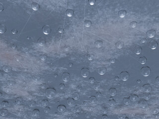 腐食して汚れたステンレススチール金属の壁に水滴の3Dイラストレーション。無数の水滴。結露した壁。