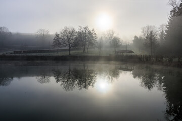 Sonnenaufgang am Erleweiher in Endingen am Kaiserstuhl im Winter