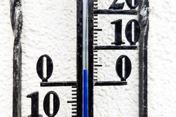 Außenthermometer aus Metall im Winter mit Null Grad Temperatur