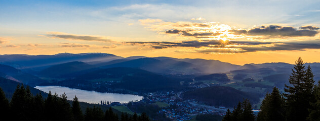 Sonnenuntergang über dem Titisee im Schwarzwald mit Blick zum Feldberg vom Hochfirst - 511720775