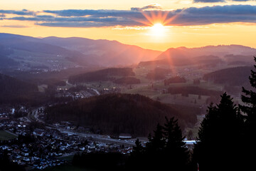 Sonnenuntergang im Schwarzwald über dem Ort Titisee-Neustadt - 511720784