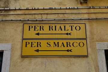 Per Rialto. Per San Marco. Panneau indicateur noir sur fond jaune. Venise. Italie.