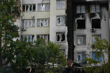 Naklejka premium Irpin, Ukraine. blocks of flats hit by tanks by Russian ground troops.