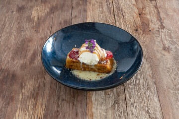 Postre de biscocho con helado de vainilla