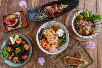 Banquete de diferentes platos de cocina de fusión 