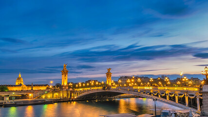 Parijs Frankrijk nacht skyline van de stad aan de rivier de Seine met Pont Alexandre III bridge