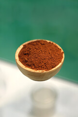 canela en polvo en cuenco de madera