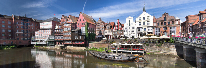 Naklejka premium Panorama Lüneburg am alten Hafen im Sommer morgens