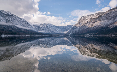 Obraz premium Beautiful winter reflections at Lake Bohinj in Slovenia. National park in winter. 