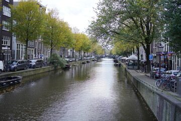 Fototapeta na wymiar city canal in the beautiful spring of Amsterdam