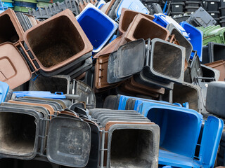 Kunststoff gesammelt - ausgediente Mülltonnen - Recycling