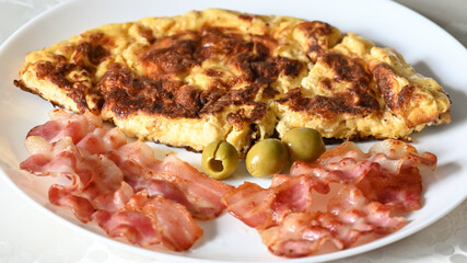 omelet with bacon and olives