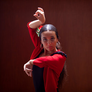 Bailarina flamenca con torera roja