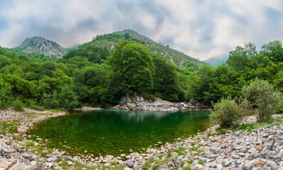 Fototapeta na wymiar Olla de San Vicente, natural pool of green waters in the Dobra river, council of Amieva, Asturias.