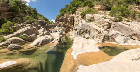 Le Moulin de Ribaute , les gorges , les cascades et les piscines naturelles. (France, Aude)