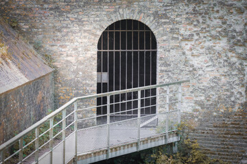 porte de prison mediéval grille en fer fortification