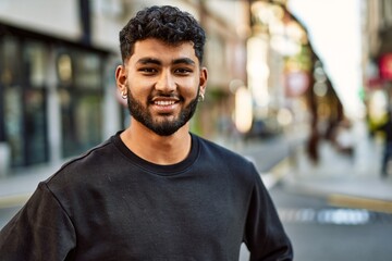 Obraz premium Young arab man smiling confident at street
