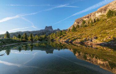 Obraz premium Lake limedes is a small alpine lake in the Dolomites that offers beautiful views in all directions.